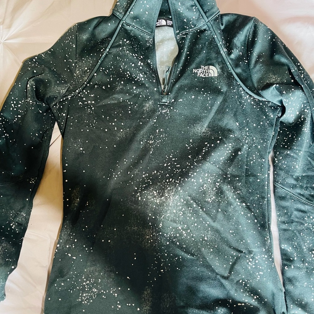Only worn once North Face half zip